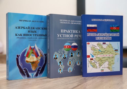 ADPU-nun Filologiya fakültəsində universitetimizin məzunu filologiya üzrə fəlsəfə doktoru Mehriban Abdullayevanın müəllifi olduğ