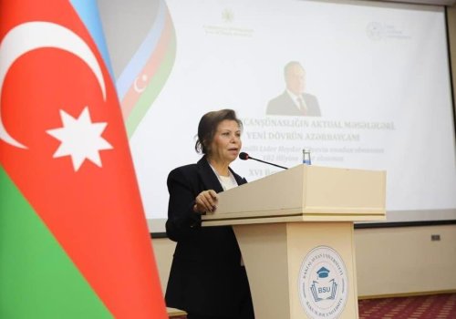 ADPU-nun Beynəlxalq əlaqələr üzrə prorektoru professor Mahirə Hüseynova Bakı Slavyan Universitetində Ulu Öndər Heydər Əliyevin anadan olmasının 102-ci ildönümünə həsr 